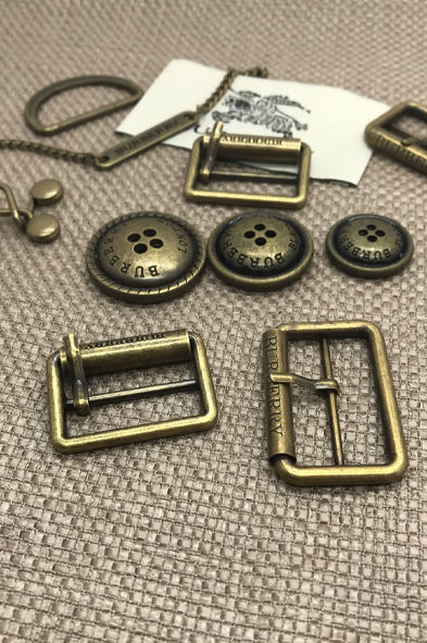 衣類の金属トリム